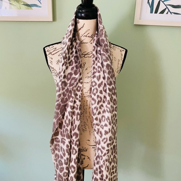 Stylish Leopard Print Scarf/Shawl - Picture 4 of 6